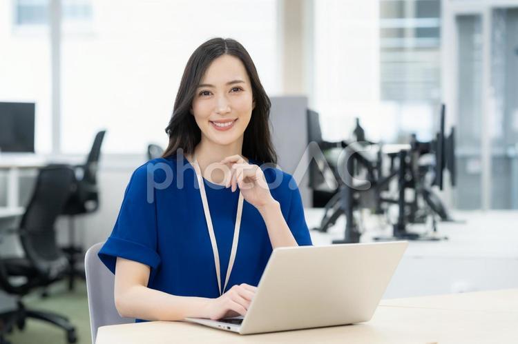 オフィスカジュアルの若い女性エンジニア ビジネス,女性,オフィスの写真素材