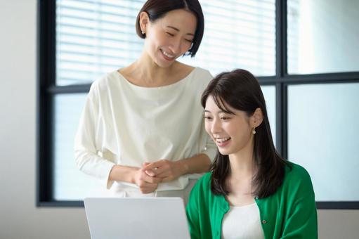 オフィスで仕事をする女性 オフィスで仕事をする女性の写真