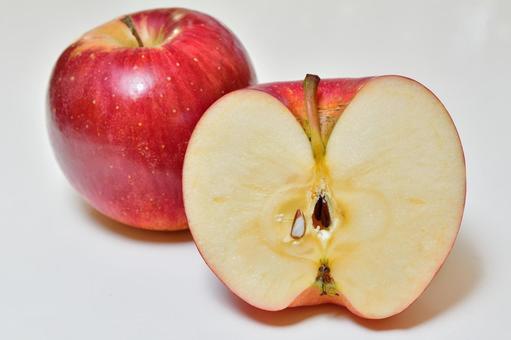 赤リンゴとその断面 リンゴ,剥きリンゴ,赤リンゴの写真素材