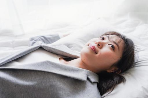 仕事中に仮眠を取る若いビジネスウーマン 仕事中に仮眠を取る若いビジネスウーマン 疲労,日本人,リラックスの写真素材