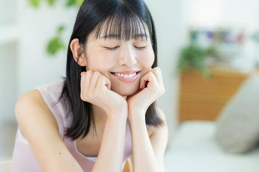 スキンケアをする女性 スキンケアをする女性 美容,ビューティー,笑顔の写真素材