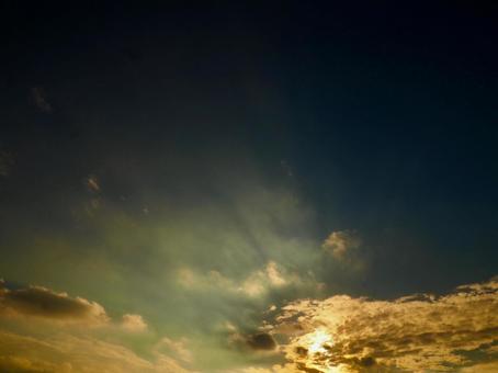 日没の迫る夕方の空 日没の迫る夕方の空の写真