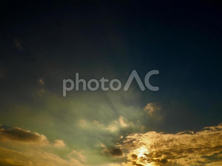 日没の迫る夕方の空 夕暮れ,夕方,自然の写真素材