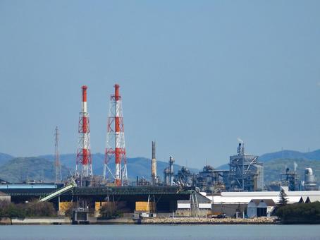 海から見た工場の風景 海から見た工場の風景 工場,風景,煙突の写真素材