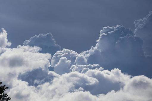 光りを感じもくもくの積乱雲のある空 光り,感じ,もくもくの写真素材