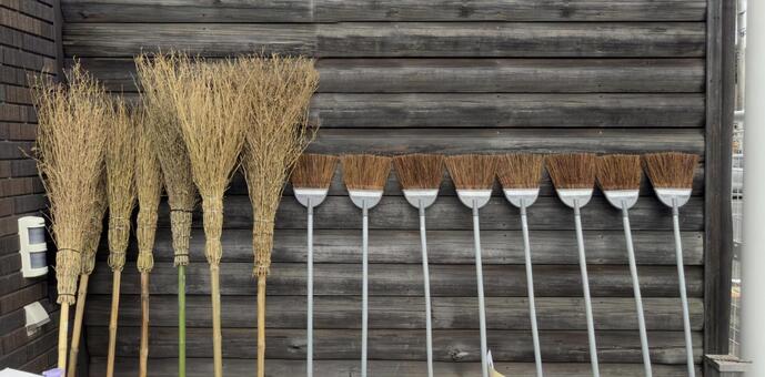 壁に立てかける箒（ほうき） 壁,バケツ,箒の写真素材