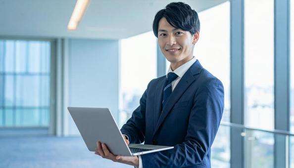 事務所 オフィスで働くエンジニア 事務所 オフィスで働くエンジニアの写真