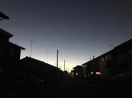 日暮れの住宅街 日暮れの住宅街 住宅街,夕暮れ,シルエットの写真素材
