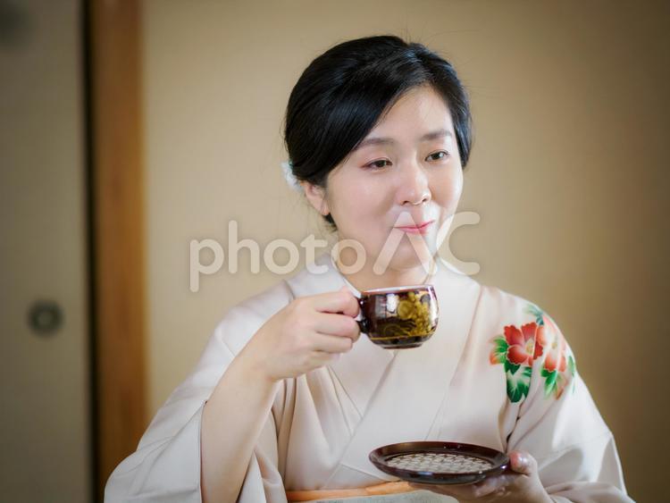 33：お茶をいただく着物の女性 着物,おもてなし,コーヒーブレイクの写真素材