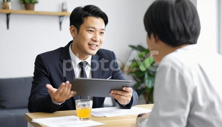タブレットを使って説明する男性営業マン タブレット,男性営業マン,男性ビジネスマンの写真素材