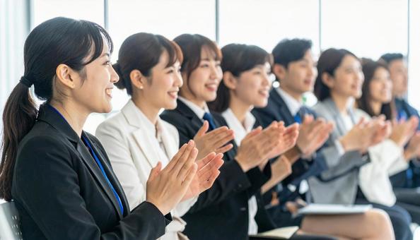 学会で登壇する女性と聴衆 学会で登壇する女性と聴衆の写真