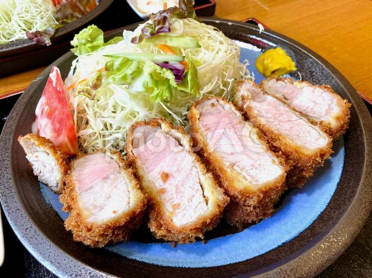 厚切り肉のとんかつ とんかつ,豚肉,厚切りの写真素材