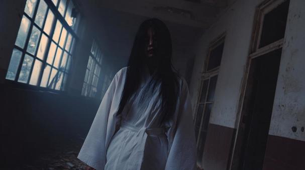 迫り来る幽霊の姿 迫り来る幽霊の姿の写真