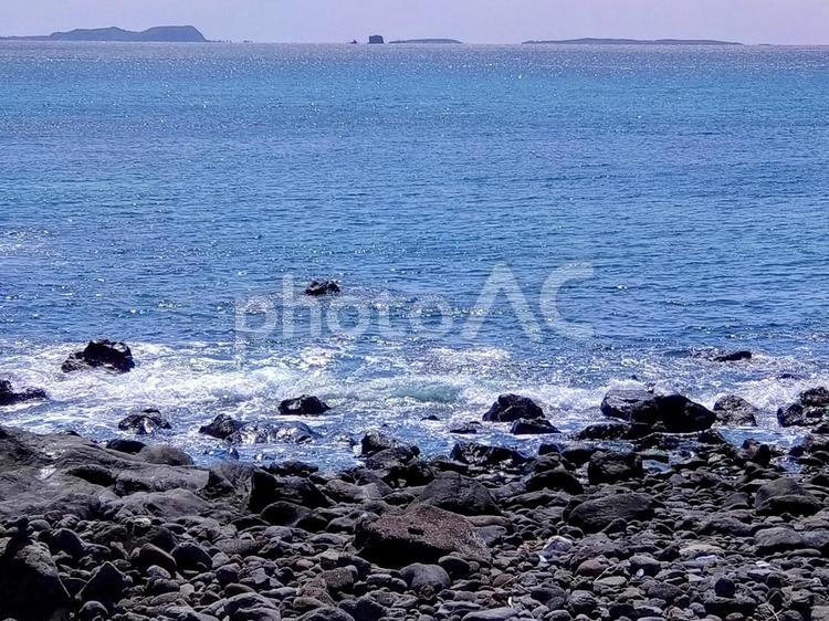 岩や石でできた海岸と波 海,空,青空の写真素材