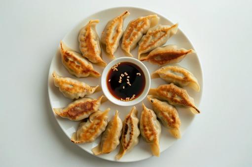 円形に並ぶ焼き餃子 円形に並ぶ焼き餃子の写真