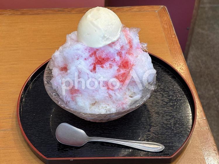 かき氷（いちごミルククリーム） かき氷,氷,美味しいの写真素材