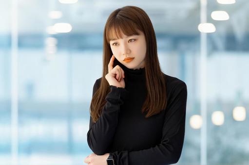 考えごとをする女性・ビジネスウーマン 考えごとをする女性・ビジネスウーマン 女性,考える,悩むの写真素材