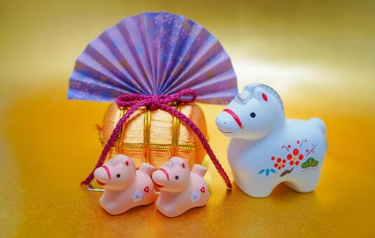 宝包みと干支午の親子 親子の馬,子馬,干支の馬の写真素材