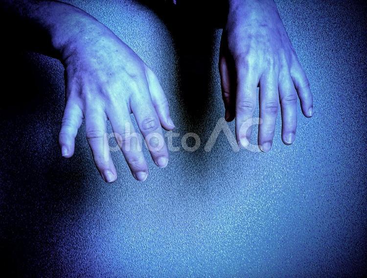 幽霊不気味青白い手、前にぶら下げるポーズ 幽霊,手,ぶら下げるの写真素材