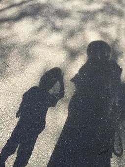 大人と子供の影 影,人の影,大人の写真素材