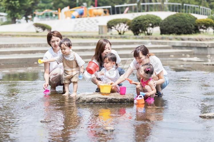 ママ友　母親　育児　水遊び ママ友,公園,女性の写真素材