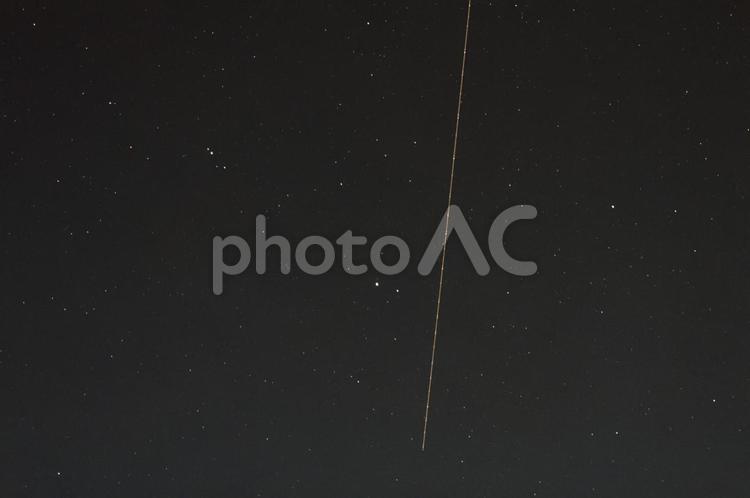 夜の飛行機の軌跡・天体 軌跡,飛行機,夜の写真素材