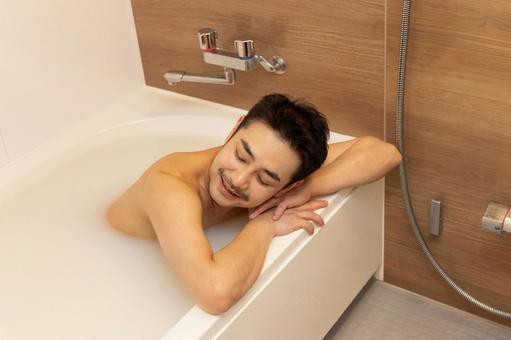 お風呂に入る男性 お風呂に入る男性 ビジネスマン,男性,お風呂の写真素材