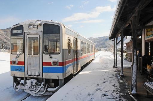 雪の若桜鉄道 隼駅 雪の若桜鉄道 隼駅 冬,鉄道,電車の写真素材