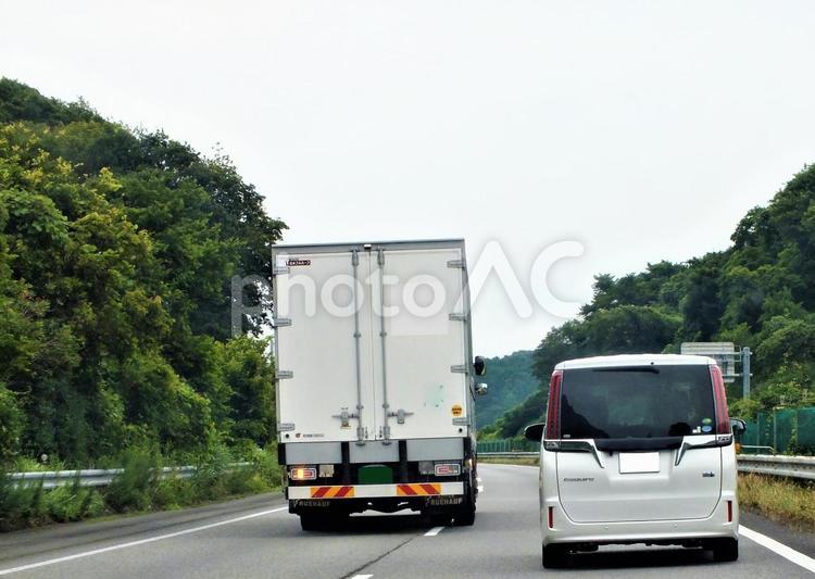 道を譲って車線変更をするトラック 車線変更,道を譲る,左ウインカーの写真素材