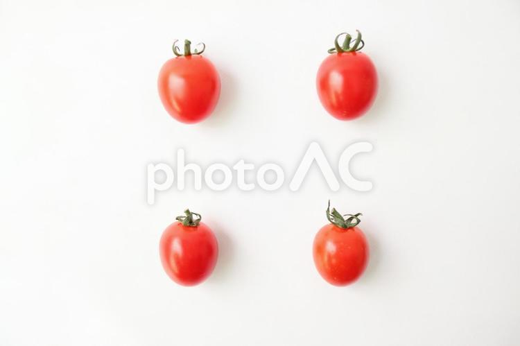 ミニトマト（4つ）と白い背景 ミニトマト,赤い,野菜の写真素材