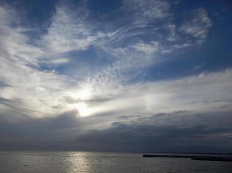 哀愁を感じる涼し気な夕暮れの秋の海 哀愁を感じる涼し気な夕暮れの秋の海 海,秋,哀愁の写真素材