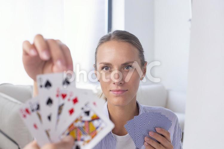 トランプを持ってトランプを引く女性2 女性,ゲーム,トランプの写真素材