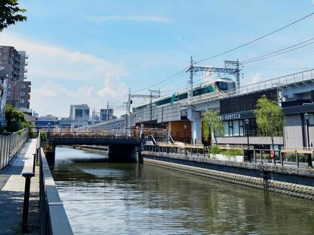 東武鉄道リバティとミズマチ 東武鉄道リバティとミズマチ 空,青空,入道雲の写真素材