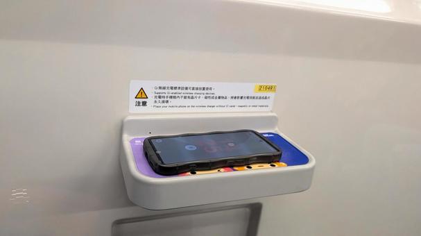 台湾のＭRT内の充電器 鉄道,mrt,スマホの写真素材