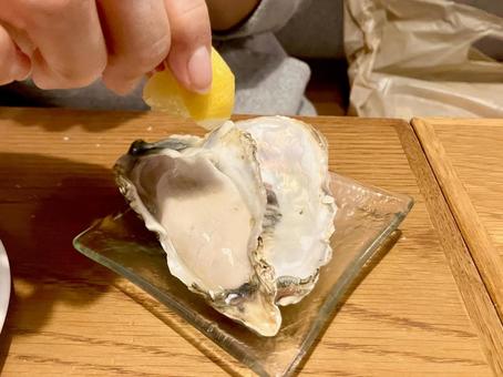 生牡蠣にレモンを絞る手元 牡蠣,生物,新鮮の写真素材