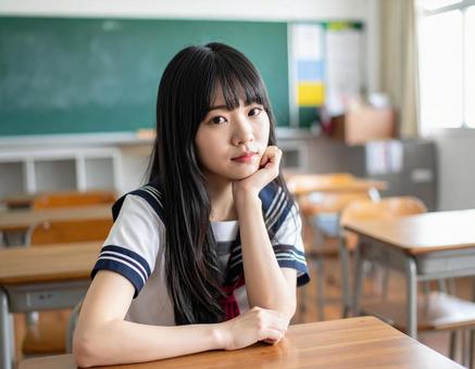 授業中に悩むロングヘアの女子学生 授業中に悩むロングヘアの女子学生の写真
