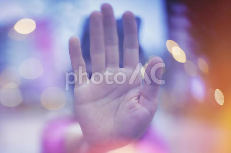 手のひらを差し出す女性 アップ,女性,断るの写真素材