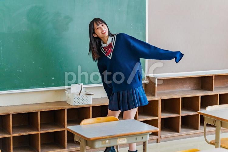 教室の中で楽しそうに笑う女子高校生 女子高校生,女子高,高校生の写真素材