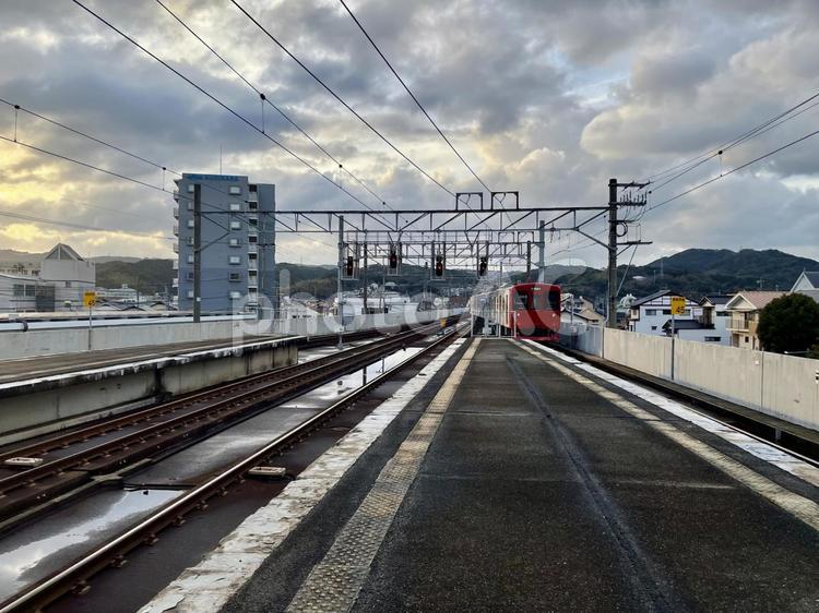 駅のホームと電車　背景素材 線路,駅,鉄道の写真素材
