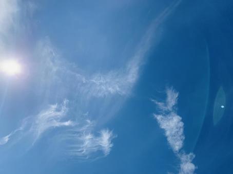 秋晴れ 日差し 青空 雲 景色 秋晴れ 日差し 青空 雲 景色の写真