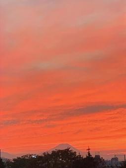 夕焼けと富士山の写真