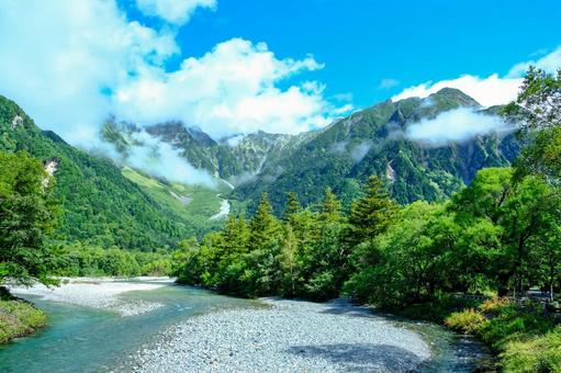 上高地から望む穂高連峰2 上高地から望む穂高連峰2 上高地,飛騨山脈,穂高連峰の写真素材