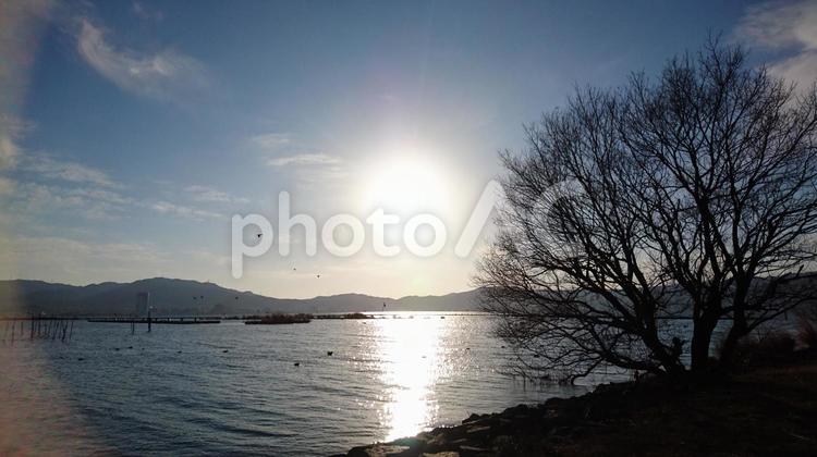 湖畔の夕焼け たそがれ,何人もありません,光の写真素材