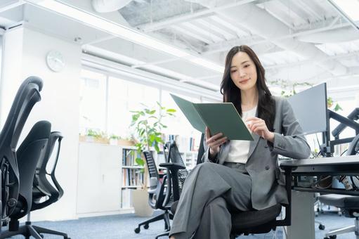 オフィスで仕事をする若いビジネスウーマン オフィスで仕事をする若いビジネスウーマン ビジネス,女性,オフィスの写真素材