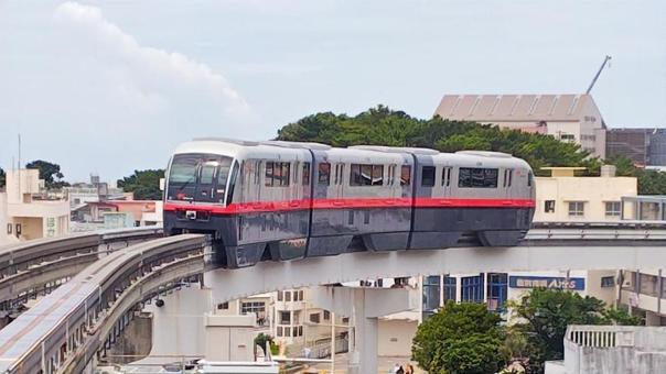 ゆいレール(三両) 2025年06月 街並み,沖縄県那覇市,那覇市の写真素材