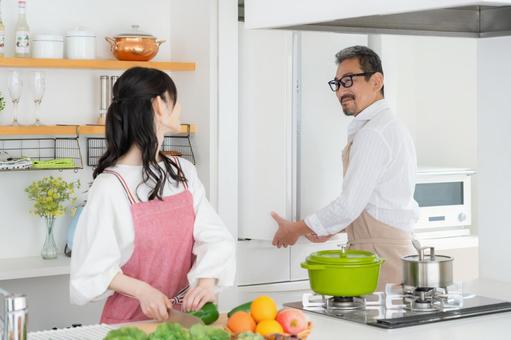 キッチンで料理を作るミドルの夫婦 キッチンで料理を作るミドルの夫婦 料理,夫婦,家族の写真素材