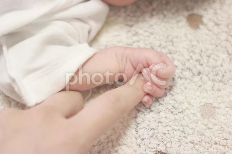 赤ちゃんと大人の指先 あたたかい,お母さん,お父さんの写真素材