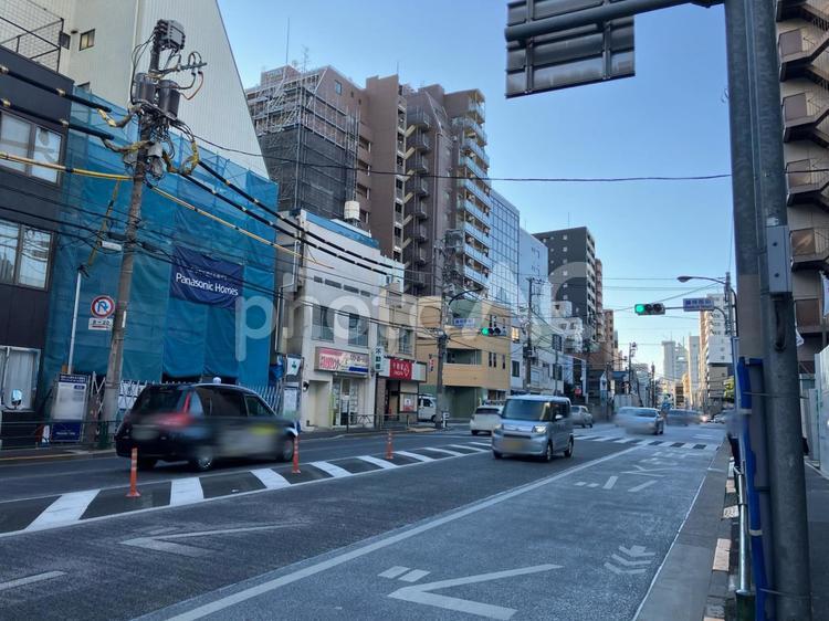 晴れの日の東京都文京区麟祥院前の道路　 東京都,東京,文京区の写真素材