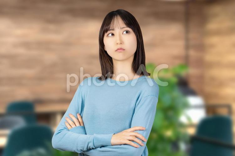 考えごとをする若い女性 女性,考える,悩むの写真素材
