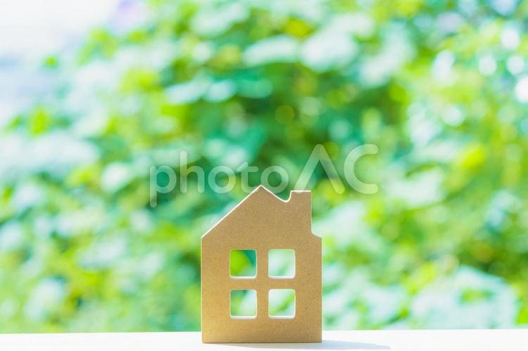 緑ぼかし背景と木製の住宅模型 住宅模型,マイホーム,コピースぺースの写真素材